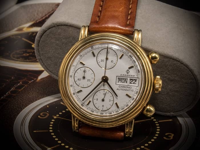 Ein goldfarbener Automatik-Chronograph mit braunem Lederband