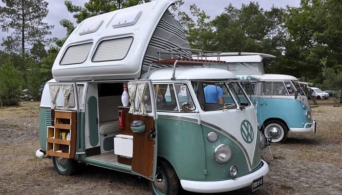 Ein weiß-olivfarbener VW-Bus als Camper ausgebaut