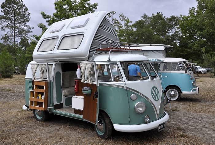 Ein weiß-olivfarbener VW-Bus als Camper ausgebaut