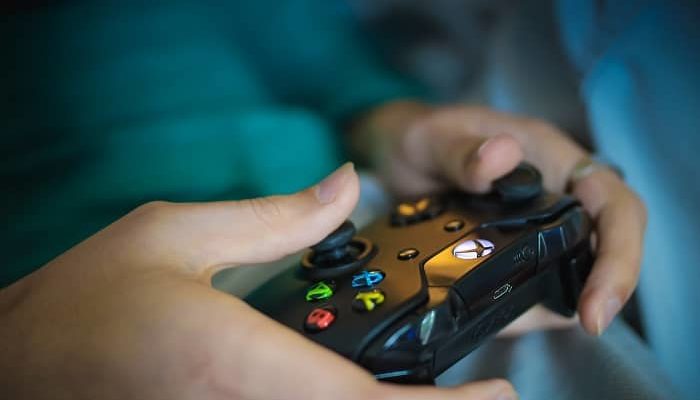 Eine Frau spielt gerade mit einer Spielconsole