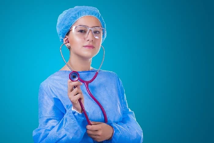 Eine Pflegerin mit Stetoskop wird abgebildet