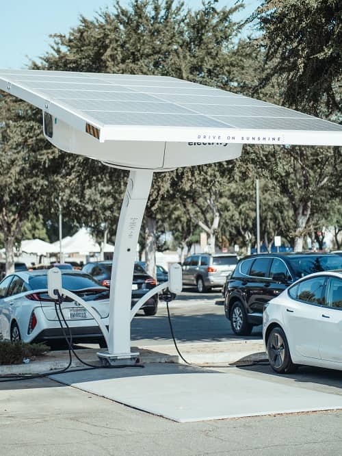 Eine Elektroauto - Ladestation mit Solardach ist zu sehen