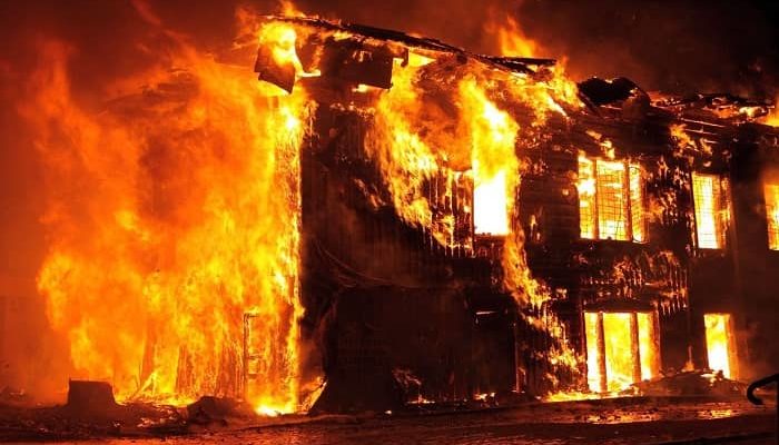 Ein Haus steht Lichterloh in Flammen