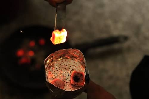 Ein Gefäß in dem sich brennende Kohle befindet