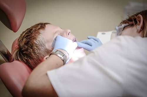 Eine Zahnärztin behandelt ein Kind