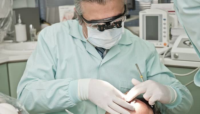 Ein Zahnarzt behandelt gerade einen Patienten in der Zahnarztpraxis