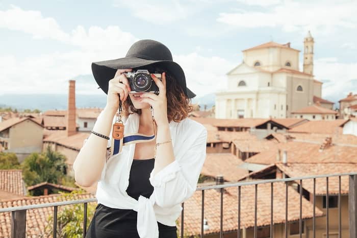Eine Frau Fotografiert in einer alten Stadt Sehenswürdigkeiten
