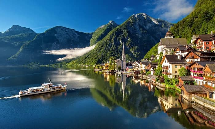 Ein Ort am Hallstätter See, umgeben von Bergen und Grün