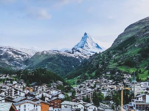 Ein Bergdorf mit dem Matterhorn im Hintergrund