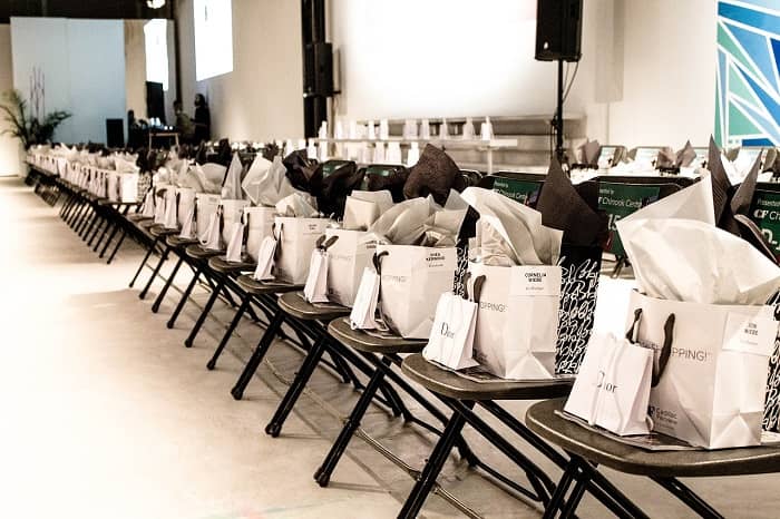 Auf einer langen Reihe von Stühlen, stehen hochwertige Giveaway-Bags.