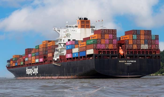 Ein vollbeladenes Containerschiff, fährt aus dem Hafen