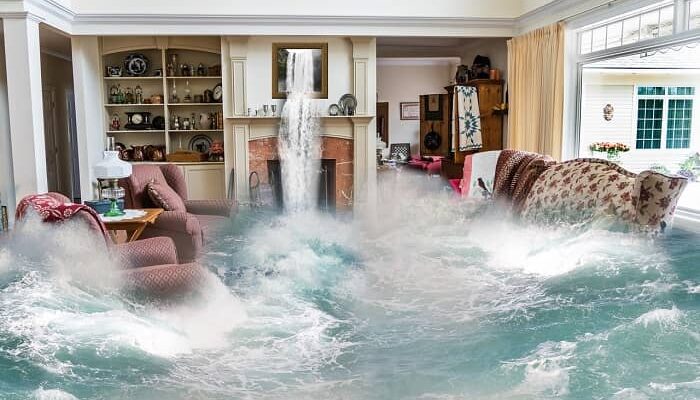 Ein Wohnzimmer wird bei schönstem Wetter von Wasser überflutet