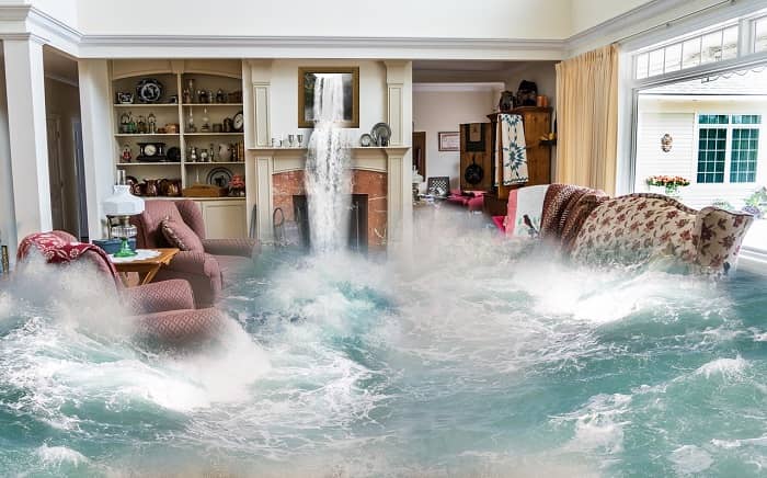 Ein Wohnzimmer wird bei schönstem Wetter von Wasser überflutet