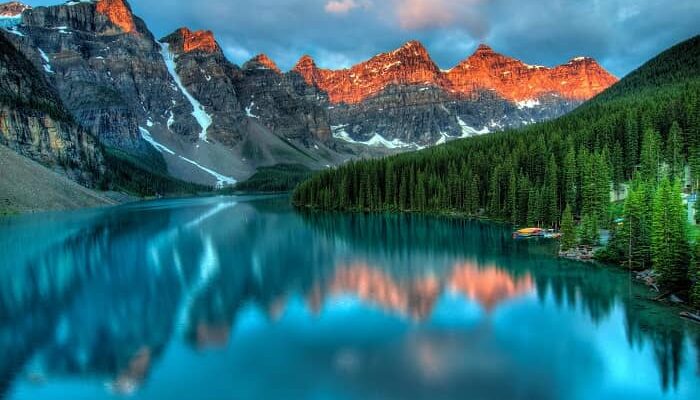 Eine atemberaubende Bergkulisse, die sich in einem See spiegelt