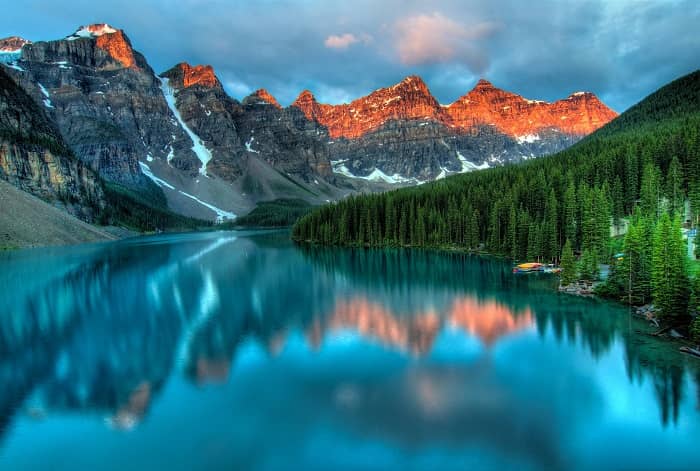 Eine atemberaubende Bergkulisse, die sich in einem See spiegelt