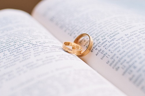Zwei goldene Ringe liegen in einem aufgeschlagenen Buch