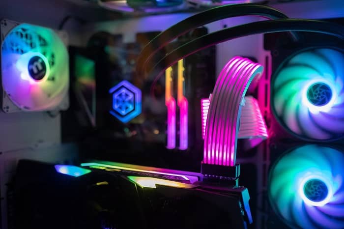 Ein Gaming Computer mit futuristischer Beleuchtung