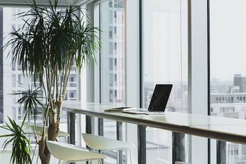 Ein Büro in einem Hochhaus, mit einem Laptop und einem grandiosen Ausblick