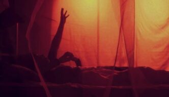 Moskitonetz über dem Bett schützt vor Mücken und Co.