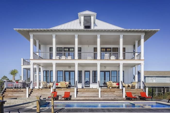 Eine große Villa davor mit einer Treppe und einem großen Swimming Pool