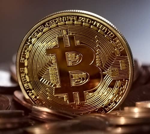 Eine Bitcoin Münze wird groß im Bild gezeigt