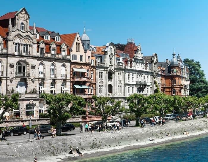 Ein Blick auf eine Seepromenade mit schönen alten Häusern im Hintergrund