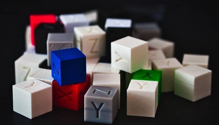 Kunststoffwürfel in verschiedenen Farben mit unterschiedlichen Buchstaben