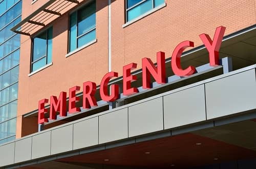 Ein Notaufnahme eines Krankenhauses mit der Aufschrift "Emergency"