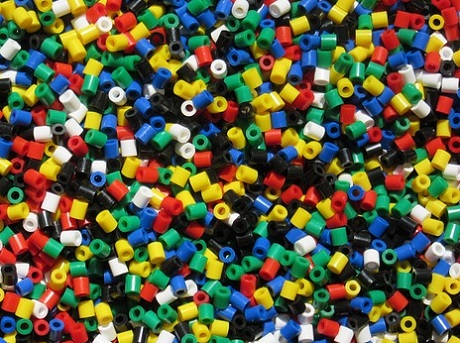 Kleine Kunststoffröhrchen in verschiedensten Farben