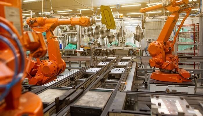 Roboterarme in einer Produktionshalle