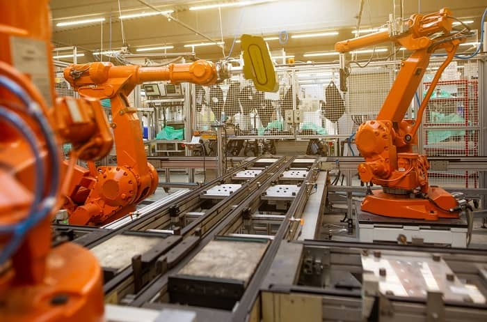 Roboterarme in einer Produktionshalle