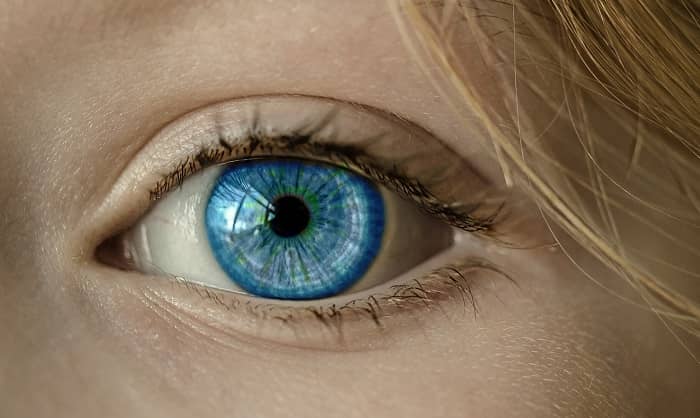 Ein leuchtend blaues Auge einer Frau in Großaufnahme