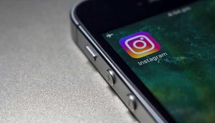 Ein Smartphone liegt auf einem Tisch und zeigt die Instagram App