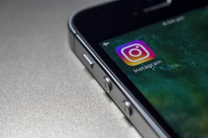 Ein Smartphone liegt auf einem Tisch und zeigt die Instagram App