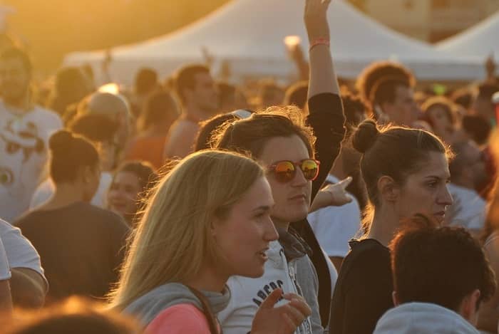 Partygäste sprechen miteinander auf einer großen Party