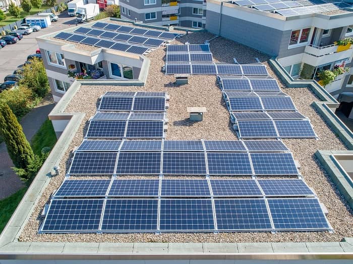 Ein Flachdach, auf dem sich eine große Solaranlage befindet