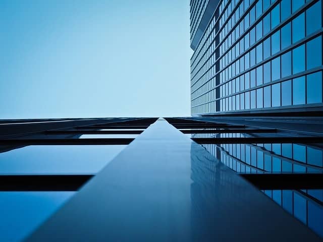 Ein Hochhaus in dunkel gehalten mit sehr viel Glas und Marmor