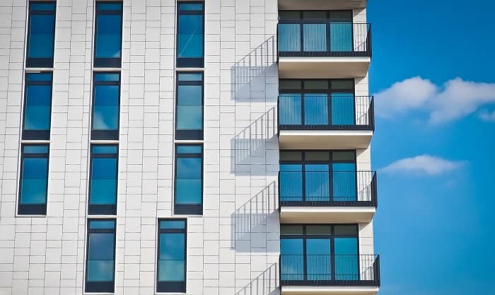 Eine Fassade eines großen Mehrfamilienhauses mit weißen Platten