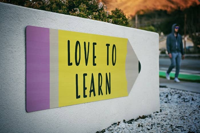 Ein Schild mit einem Pfeil und dem Text "Love to Learn"