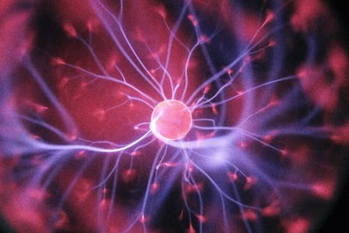 Neuronenblitze vor einem roten Hintergrund