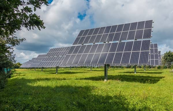 Eine große Photovoltaik Anlage auf einer grünen Wiese 