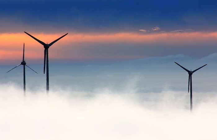 Drei Windräder überragen die Wolken 