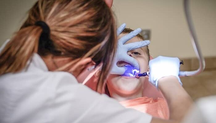 Eine Zahnärztin behandelt einen kleinen Jungen