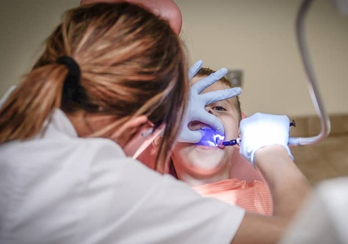 Eine Zahnärztin behandelt einen kleinen Jungen