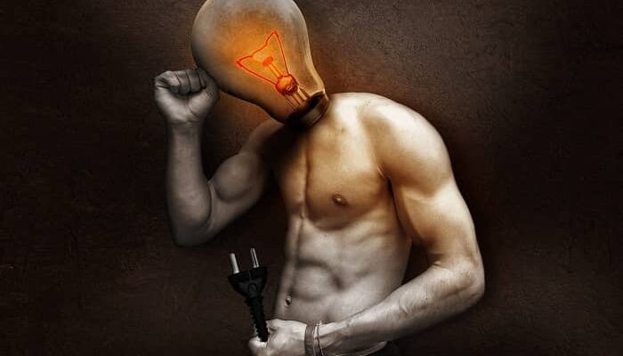 Ein muskulöser Mann der eine Glühbirne statt einen Kopf auf seinem nackten Oberkörper trägt
