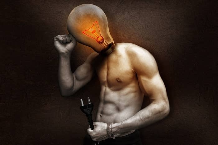 Ein muskulöser Mann der eine Glühbirne statt einen Kopf auf seinem nackten Oberkörper trägt