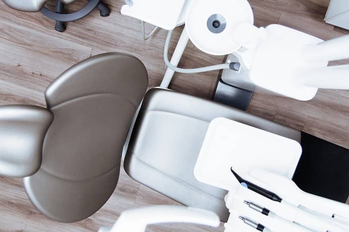 Eine Zahnarztpraxis, Behandlungsstuhl, Apparate und Geräte sieht man