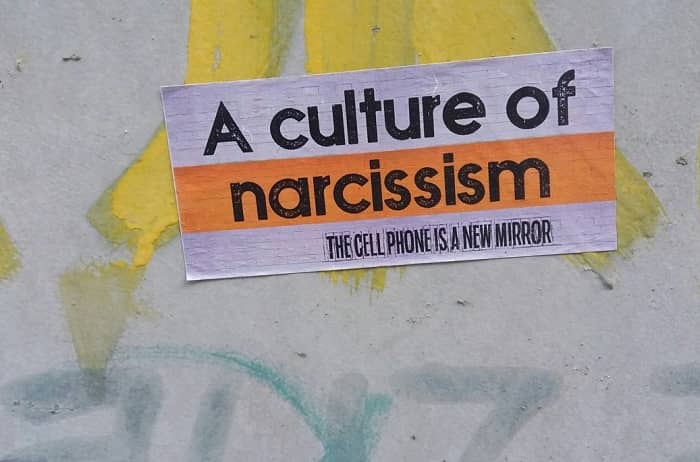 Ein Aufkleber an einer bemalten Wand - a culture of narcissism