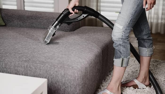 Eine Frau saugt Ihre Couchgarnitur