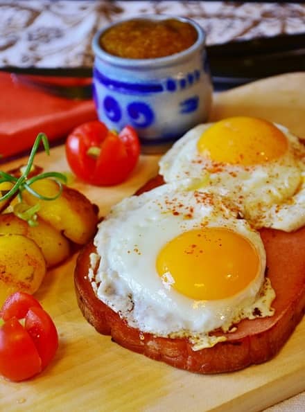 Eine deftige Brotzeit mit Leberkäs und Spiegeleiern